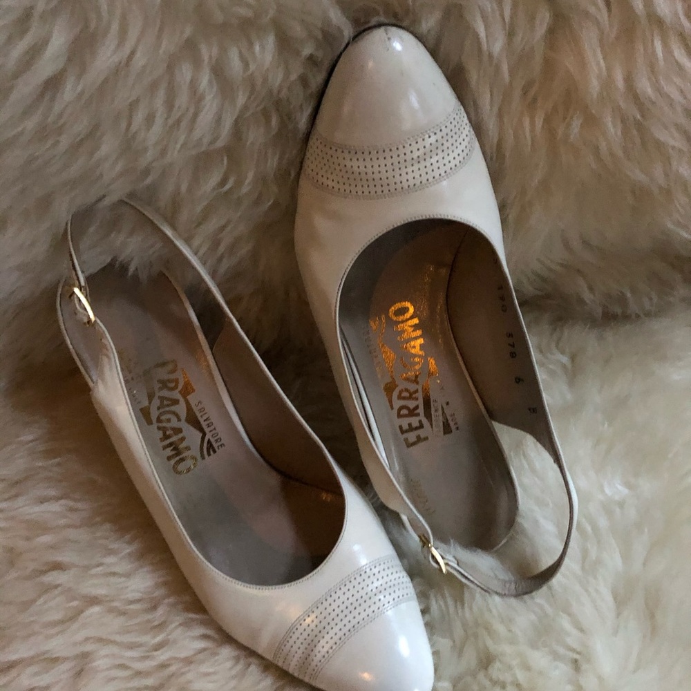 Ferragamo cream color leather pumps